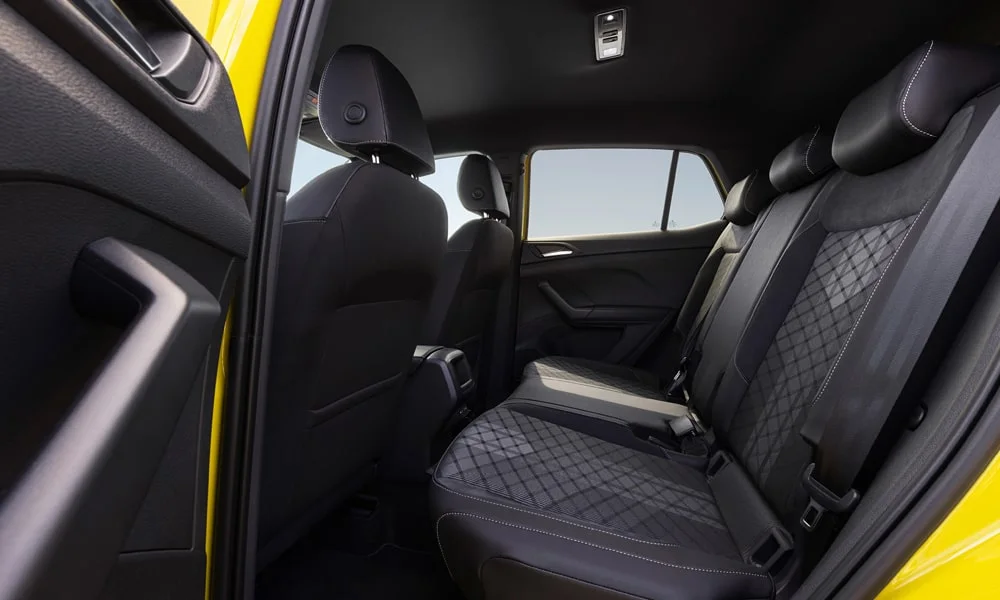 Фото Volkswagen T-Cross — задние сиденья, фото 2. Второй ряд: профиль дивана, подголовники и обивка из перфорированной коже. Спинки складываются под длинные грузы у большинства версий Volkswagen T-Cross — задние сиденья, фото 2