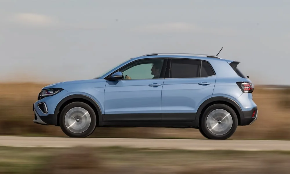 Фото Volkswagen T-Cross — вид сбоку. Профиль кузова: колёсная база, свесы и линия остекления. Длинная база — простор второго ряда; короткие свесы упрощают парковку Volkswagen T-Cross — вид сбоку