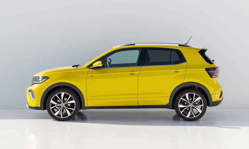 Фото Volkswagen T-Cross — вид сбоку, фото 2. Профиль в жёлтом цвете: соотношение колёсной базы и свесов. Хромированные или чёрные молдинги окон отличают комплектации Volkswagen T-Cross — вид сбоку, фото 2