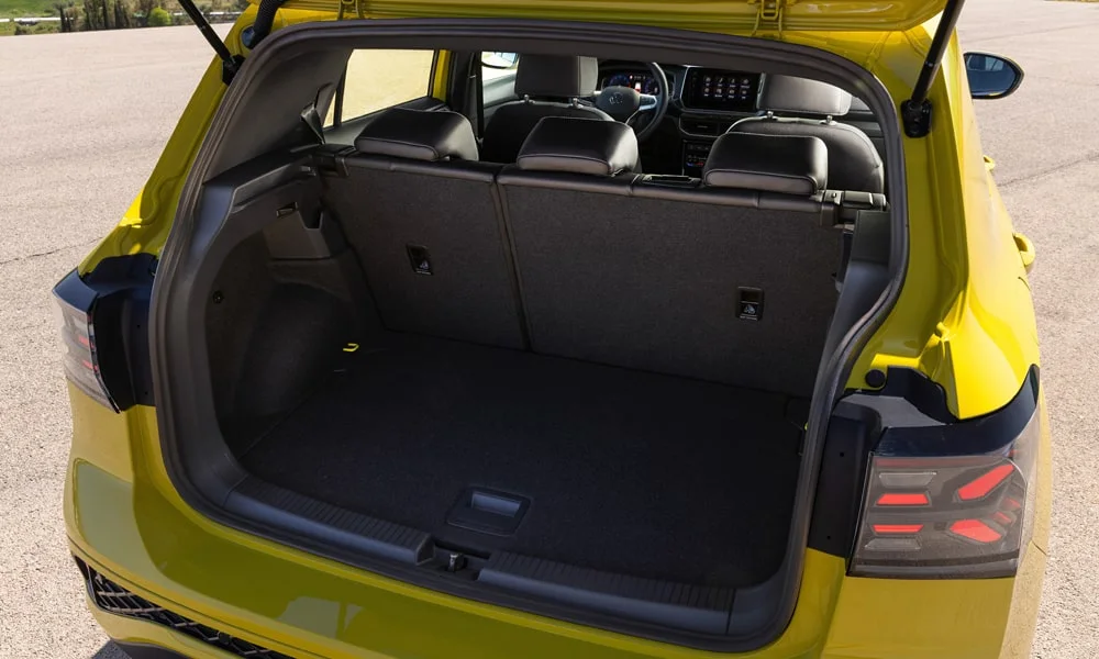 Фото Volkswagen T-Cross — багажник, фото 2. Грузовой отсек с открытой дверью: погрузочная высота и ширина проёма. Спинки второго ряда складываются и расширяют отсек под длинные грузы Volkswagen T-Cross — багажник, фото 2