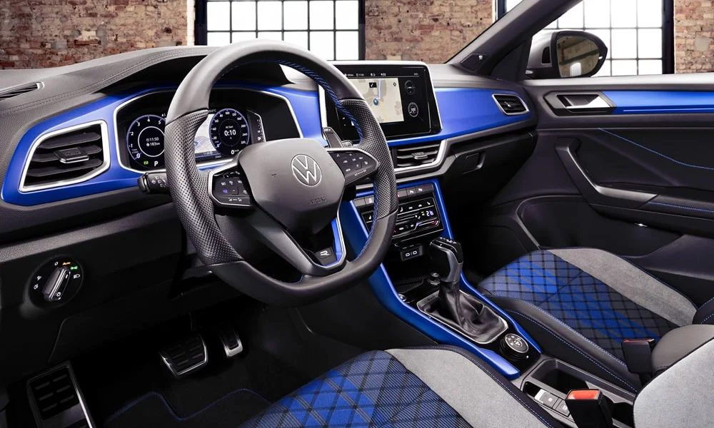 Фото Volkswagen T-Roc — передняя панель, фото 2. Передняя панель в тёмно-синей отделке: расположение экранов и дефлекторов Volkswagen T-Roc — передняя панель, фото 2