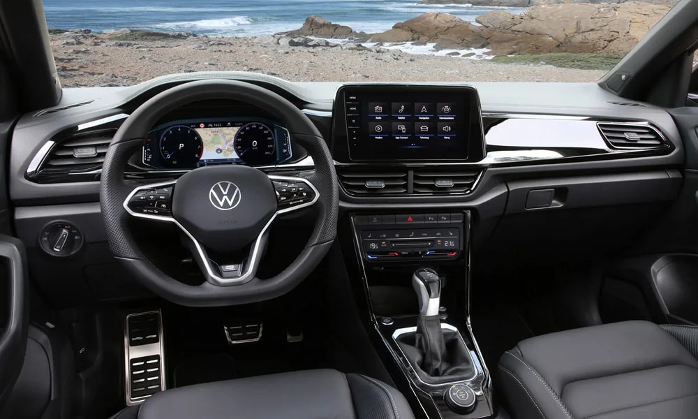 Фото Volkswagen T-Roc — передняя панель, фото 3. Архитектура передней панели: ярусы, вставки и консоль в тёмной гамме. Мягкие материалы верхнего яруса и вставки задают уровень интерьера Volkswagen T-Roc — передняя панель, фото 3