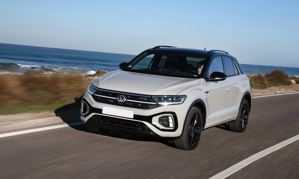 Фото Volkswagen T-Roc — вид спереди, фото 3. Передок в белом исполнении — крупная светотехника и выразительный бампер. Дневные ходовые огни включаются автоматически с запуском Volkswagen T-Roc — вид спереди, фото 3