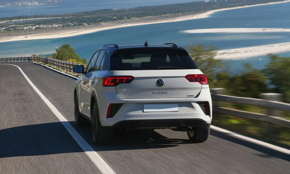 Фото Volkswagen T-Roc — вид сзади, фото 5. Корма в белом цвете: графика фонарей и пластика пятой двери. Светодиодная полоса или раздельные секции — задняя оптика стала главным украшением кормы Volkswagen T-Roc — вид сзади, фото 5