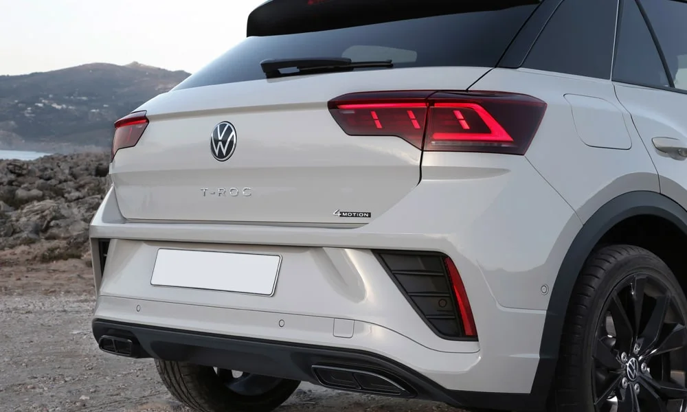 Фото Volkswagen T-Roc — вид сзади, фото 7. Линия крыши, стойки и задняя дверь в белом исполнении Volkswagen T-Roc — вид сзади, фото 7
