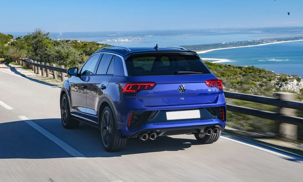 Фото Volkswagen T-Roc — вид сзади, фото 9. Синий кузов сзади — фонари и бампер определяют ночной образ модели Volkswagen T-Roc — вид сзади, фото 9