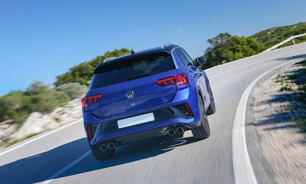 Фото Volkswagen T-Roc — вид сзади, фото 10. Линия крыши, стойки и задняя дверь в синем исполнении. Насадки выхлопа или их имитация внизу бампера различают версии Volkswagen T-Roc — вид сзади, фото 10