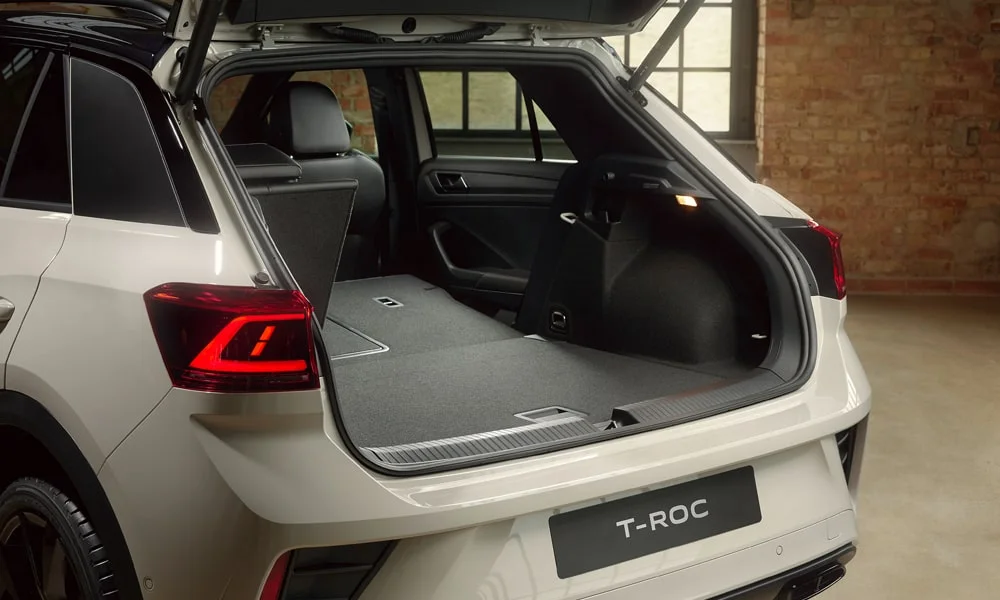 Фото Volkswagen T-Roc — багажник. Форма проёма, ровный пол и организация пространства Volkswagen T-Roc — багажник