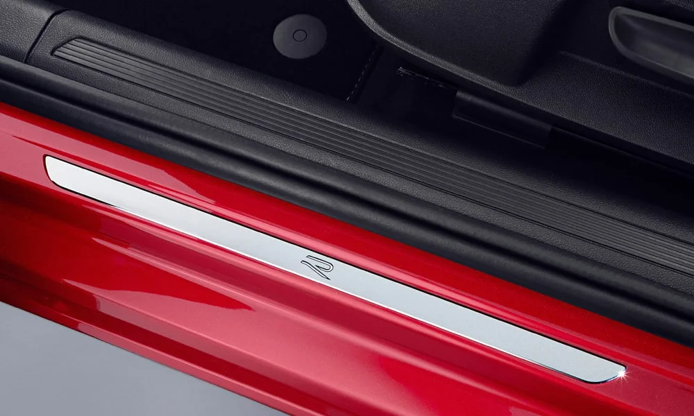 Фото Volkswagen Taigo — дверная карта. Подлокотник, динамик и блок стеклоподъёмников Volkswagen Taigo — дверная карта