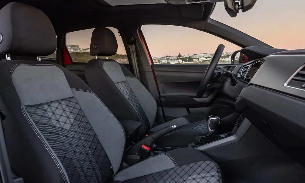 Фото Volkswagen Taigo — передние сиденья. Профиль кресел: боковая поддержка и подголовники. Перфорация обивки нужна для вентиляции — функции старших комплектаций Volkswagen Taigo — передние сиденья