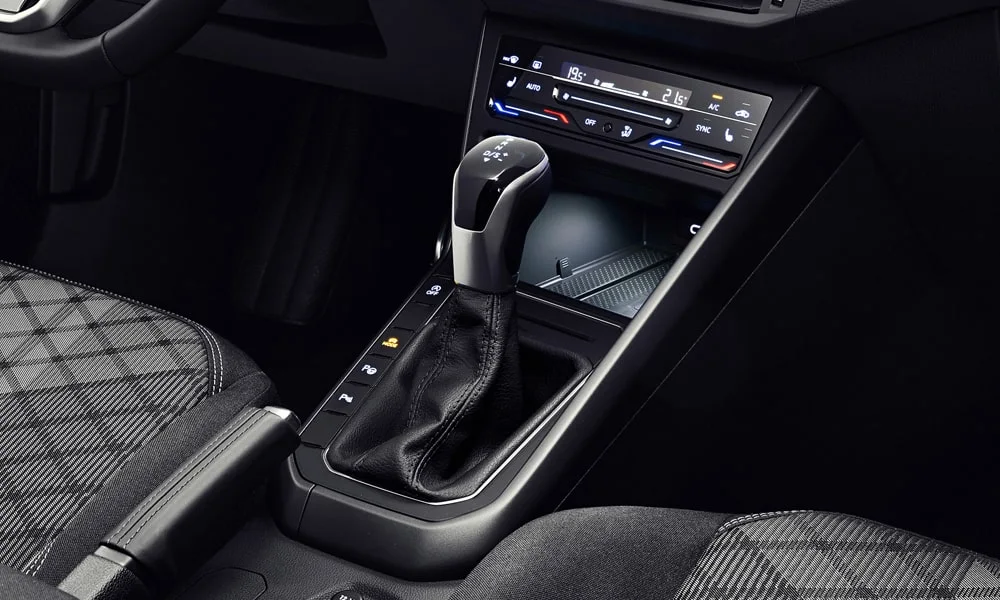 Фото Volkswagen Taigo — селектор коробки передач. Управление коробкой: компактный селектор освобождает место на тоннеле. Автохолд удерживает машину на светофоре без ноги на тормозе Volkswagen Taigo — селектор коробки передач