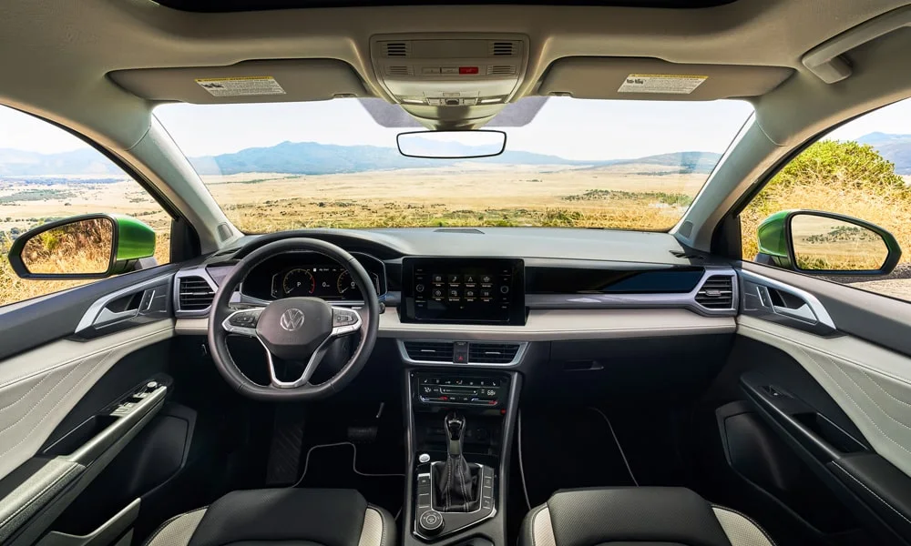 Фото Volkswagen Taos (2024) — передняя панель. Компоновка экранов, дефлекторов и консоли. Минимум физических кнопок — ставка на экранное управление Volkswagen Taos (2024) — передняя панель