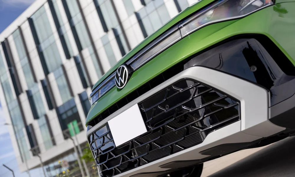 Фото Volkswagen Taos (2024) — вид спереди, фото 5. Оптика, решётка и бампер — первое впечатление о модели. Дневные ходовые огни включаются автоматически с запуском Volkswagen Taos (2024) — вид спереди, фото 5