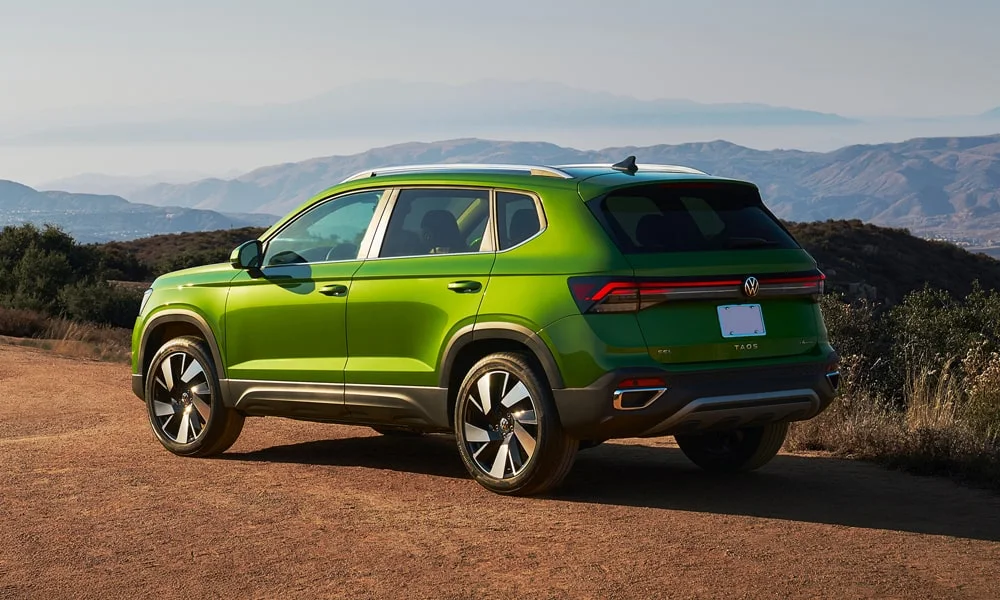 Фото Volkswagen Taos (2024) — вид сзади, фото 4. Графика фонарей, бампер и оформление пятой двери Volkswagen Taos (2024) — вид сзади, фото 4