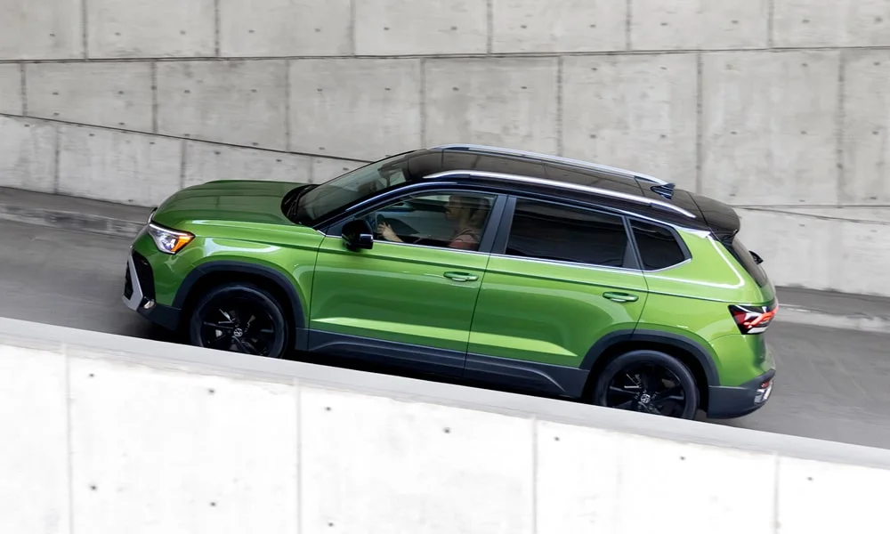 Фото Volkswagen Taos (2024) — крыша, фото 3. Линия крыши и панорамное остекление с высоты. Панорамное стекло зрительно увеличивает салон; шторка спасает в жару Volkswagen Taos (2024) — крыша, фото 3