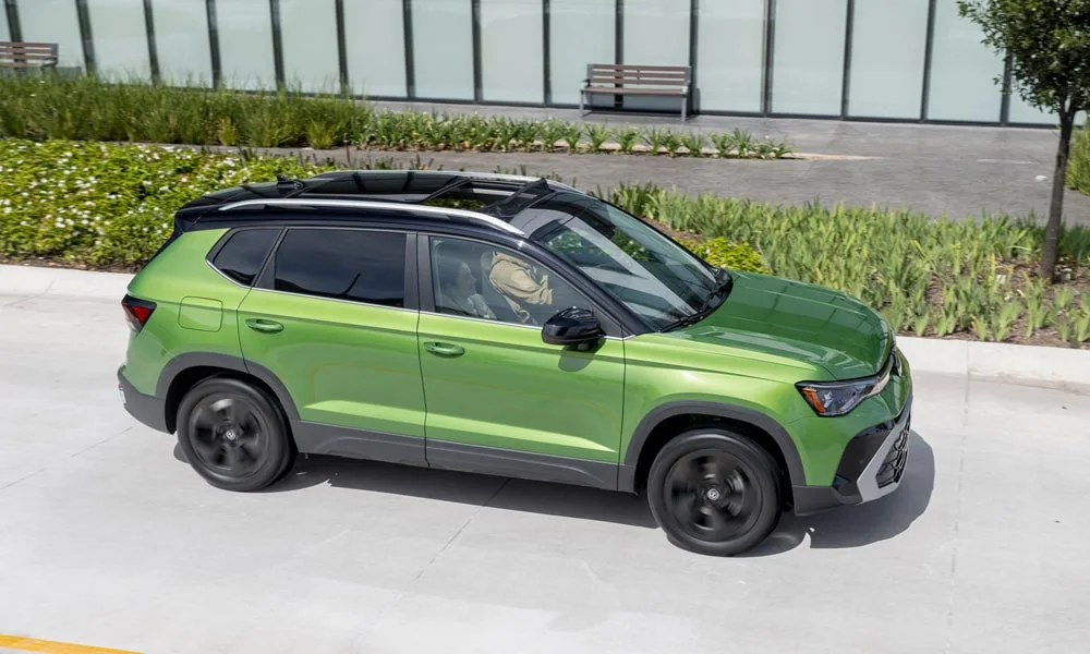 Фото Volkswagen Taos (2024) — крыша, фото 4. Линия крыши и панорамное остекление с высоты Volkswagen Taos (2024) — крыша, фото 4
