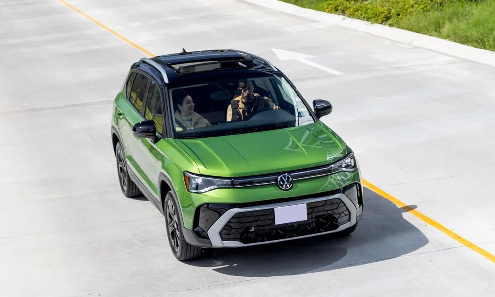 Фото Volkswagen Taos (2024) — крыша, фото 5. Крыша сверху: остекление, рейлинги и антенна-плавник Volkswagen Taos (2024) — крыша, фото 5