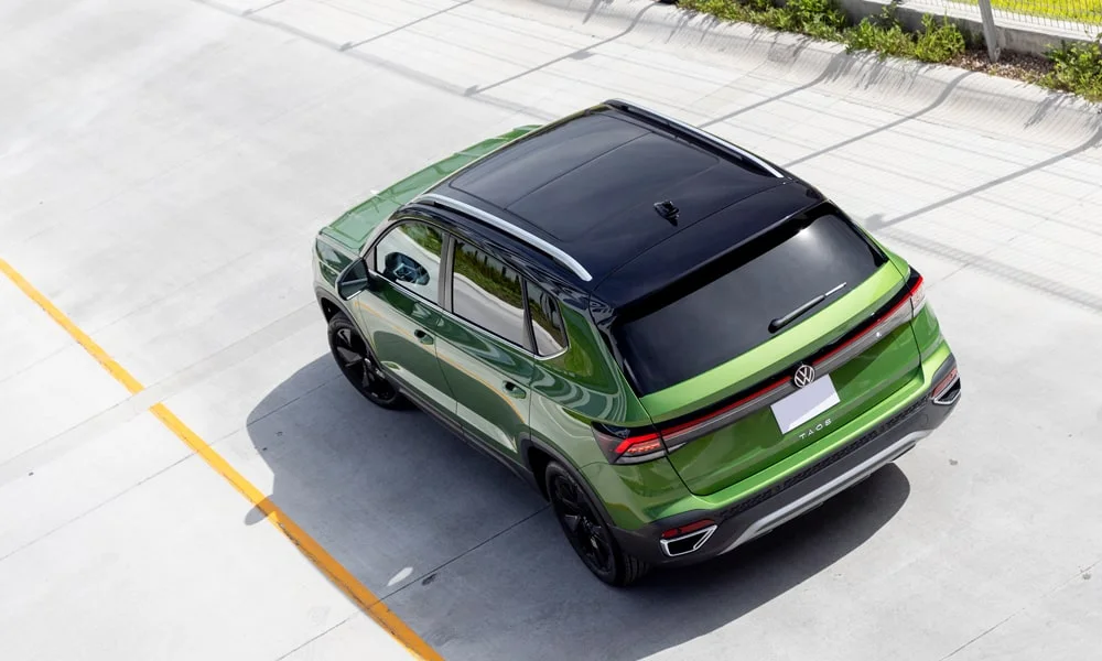Фото Volkswagen Taos (2024) — крыша, фото 6. Крыша сверху: остекление, рейлинги и антенна-плавник. Рейлинги рассчитаны на поперечины для бокса или велокреплений Volkswagen Taos (2024) — крыша, фото 6