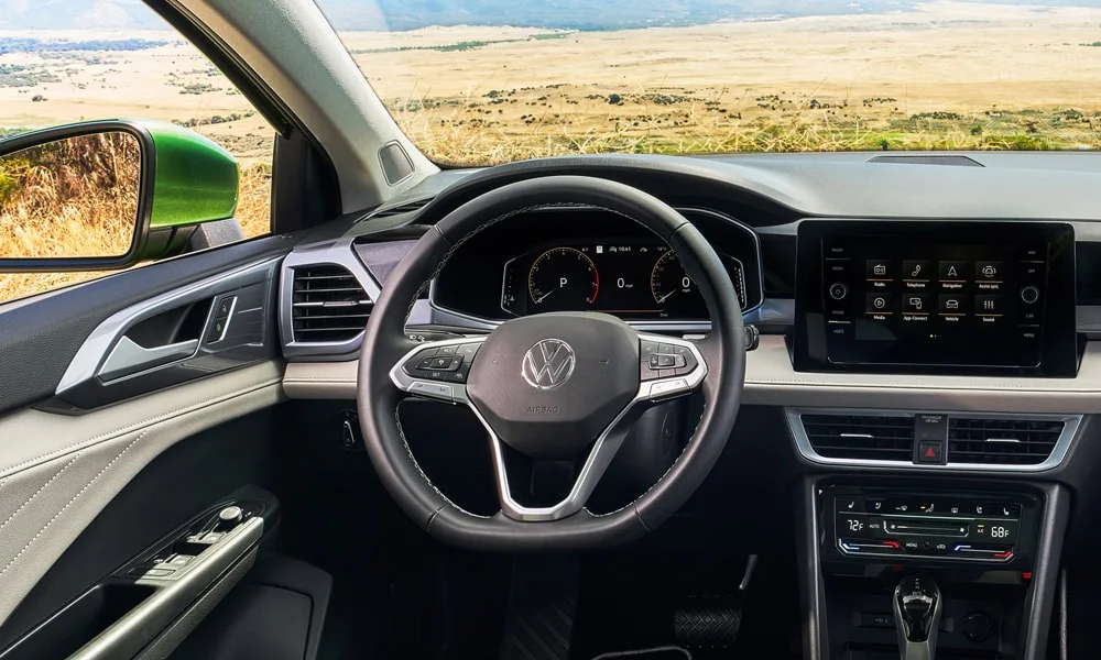 Фото Volkswagen Taos (2024) — руль. Обшивка обода и компоновка спиц крупным планом. Правильная посадка: руки на «9 и 3», приборы читаются поверх обода Volkswagen Taos (2024) — руль