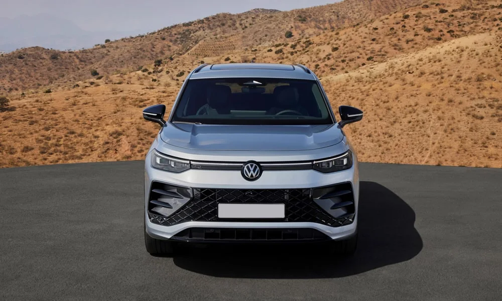 Фото Volkswagen Tayron (2024) — вид спереди, фото 7. Анфас: пропорции капота, посадка кузова и графика ходовых огней. Рисунок ходовых огней — подпись модели, по нему её узнают в потоке Volkswagen Tayron (2024) — вид спереди, фото 7