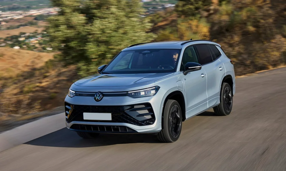 Фото Volkswagen Tayron (2024) — вид спереди, фото 10. Серебристый кузов, строгая симметрия оптики — базовый ракурс знакомства с дизайном Volkswagen Tayron (2024) — вид спереди, фото 10