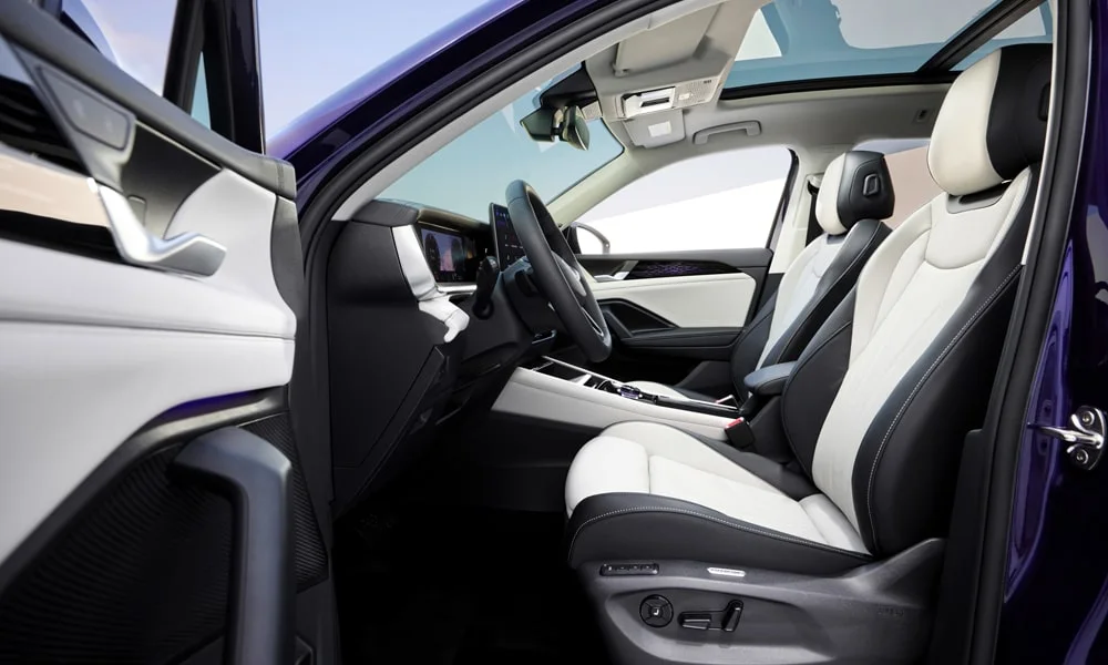 Фото Volkswagen Tayron (2024) — передние сиденья. Профиль кресел: боковая поддержка и подголовники. Перфорация обивки нужна для вентиляции — функции старших комплектаций Volkswagen Tayron (2024) — передние сиденья