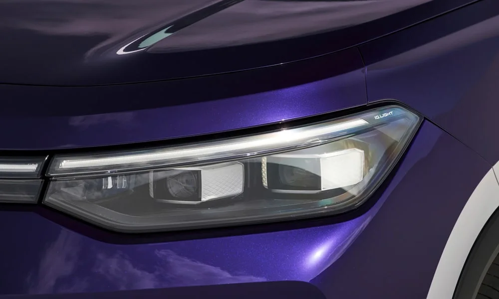 Фото Volkswagen Tayron (2024) — передняя оптика. Фара вблизи — самый детализированный элемент экстерьера Volkswagen Tayron (2024) — передняя оптика