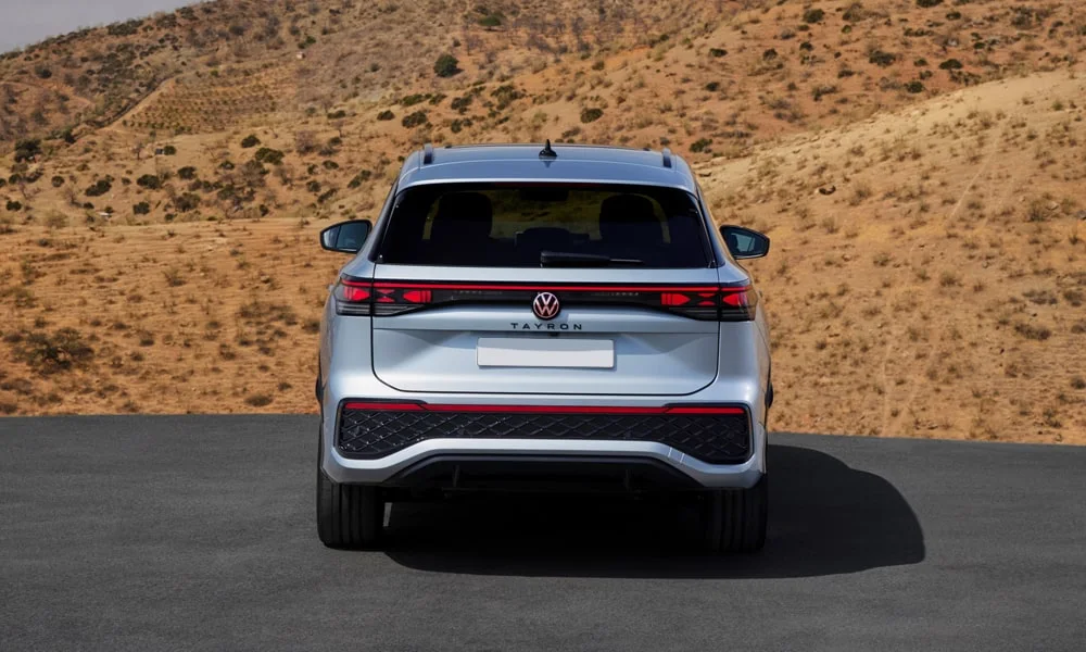 Фото Volkswagen Tayron (2024) — вид сзади, фото 7. Графика фонарей, бампер и оформление пятой двери. Насадки выхлопа или их имитация внизу бампера различают версии Volkswagen Tayron (2024) — вид сзади, фото 7