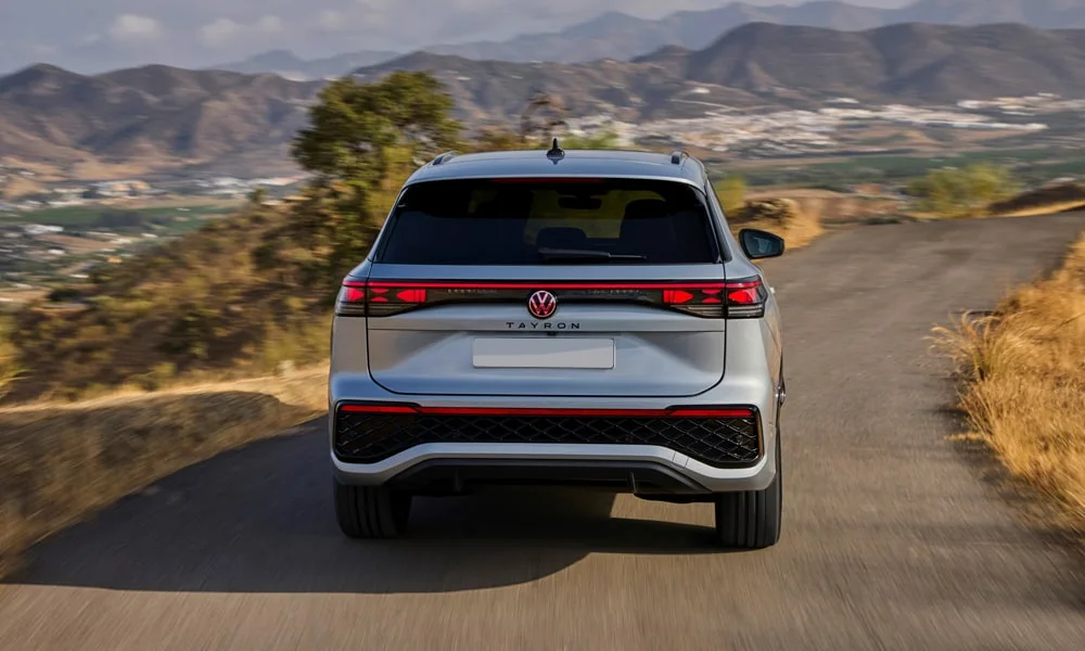Фото Volkswagen Tayron (2024) — вид сзади, фото 9. Графика фонарей, бампер и оформление пятой двери. Насадки выхлопа или их имитация внизу бампера различают версии Volkswagen Tayron (2024) — вид сзади, фото 9