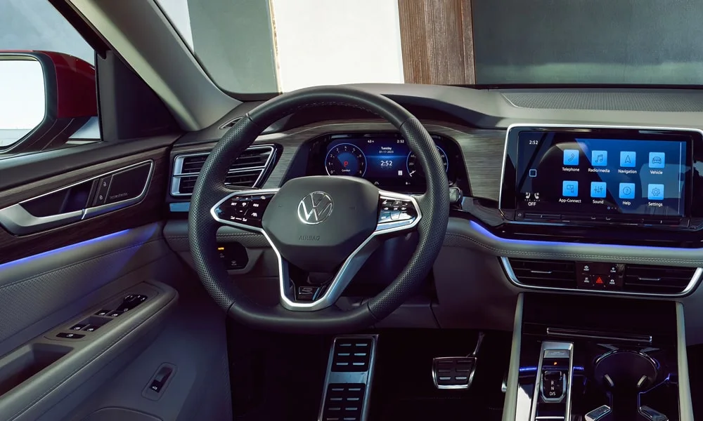 Фото Volkswagen Teramont (2024) — передняя панель. Компоновка экранов, дефлекторов и консоли Volkswagen Teramont (2024) — передняя панель