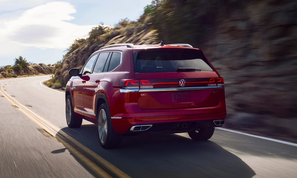 Фото Volkswagen Teramont (2024) — вид сзади, фото 3. Красный кузов сзади — фонари и бампер определяют ночной образ модели Volkswagen Teramont (2024) — вид сзади, фото 3