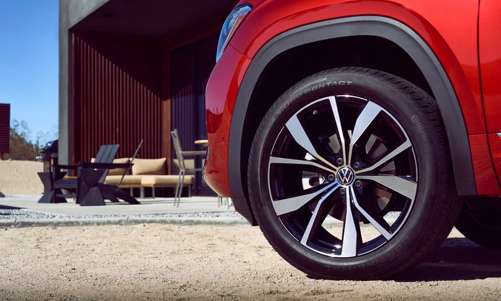 Фото Volkswagen Teramont (2024) — колесо и диск. Дизайн спиц и профиль резины крупным планом. Рекомендованные размеры шин и давление — на табличке в проёме водительской двери Volkswagen Teramont (2024) — колесо и диск