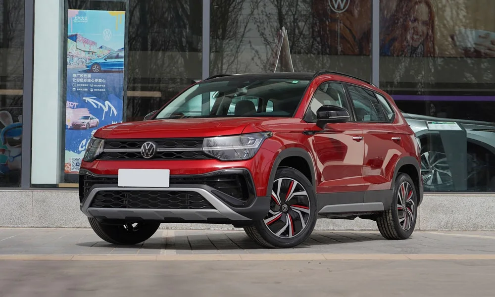 Фото Volkswagen Tharu (2024) — вид спереди, фото 3. Красный кузов, строгая симметрия оптики — базовый ракурс знакомства с дизайном. Дневные ходовые огни включаются автоматически с запуском Volkswagen Tharu (2024) — вид спереди, фото 3