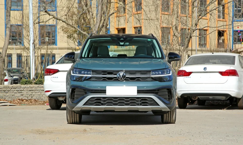 Фото Volkswagen Tharu (2024) — вид спереди, фото 5. Синий кузов, строгая симметрия оптики — базовый ракурс знакомства с дизайном Volkswagen Tharu (2024) — вид спереди, фото 5