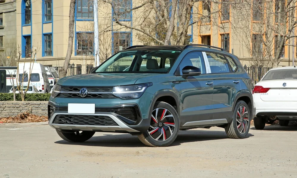 Фото Volkswagen Tharu (2024) — вид спереди, фото 6. Анфас: пропорции капота, посадка кузова и графика ходовых огней. Рисунок ходовых огней — подпись модели, по нему её узнают в потоке Volkswagen Tharu (2024) — вид спереди, фото 6
