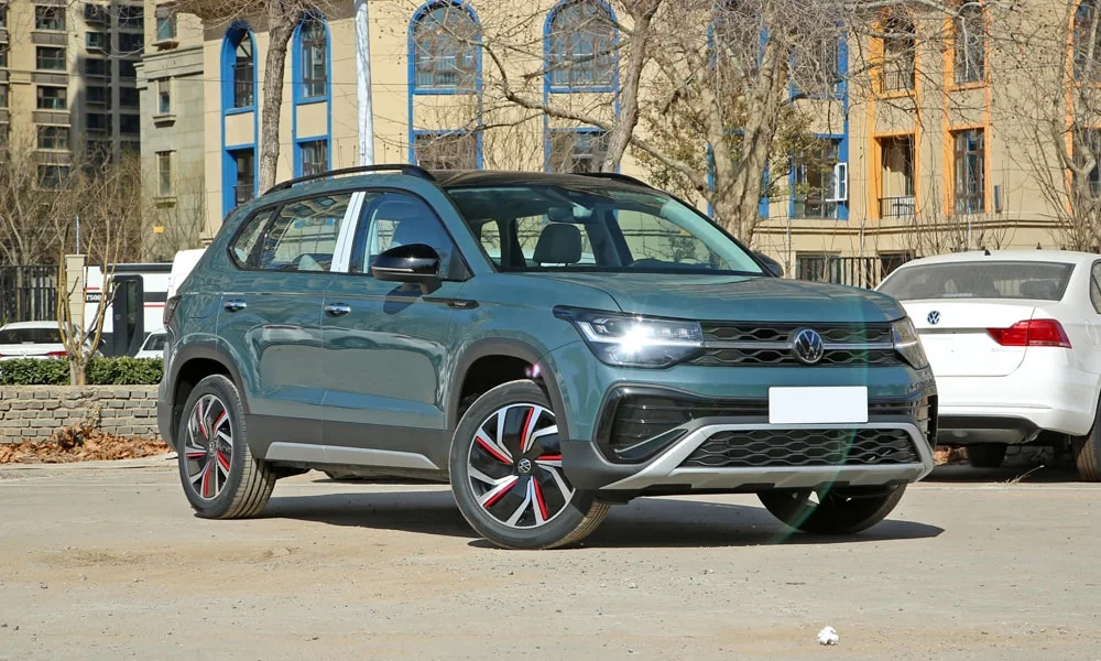 Фото Volkswagen Tharu (2024) — вид спереди, фото 7. Оптика, решётка и бампер — первое впечатление о модели. Рисунок ходовых огней — подпись модели, по нему её узнают в потоке Volkswagen Tharu (2024) — вид спереди, фото 7
