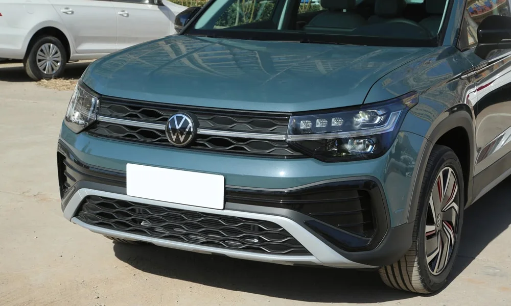 Фото Volkswagen Tharu (2024) — вид спереди, фото 8. Оптика, решётка и бампер — первое впечатление о модели. Рисунок ходовых огней — подпись модели, по нему её узнают в потоке Volkswagen Tharu (2024) — вид спереди, фото 8