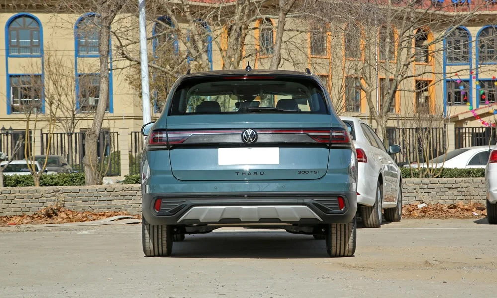 Фото Volkswagen Tharu (2024) — вид сзади, фото 5. Графика фонарей, бампер и оформление пятой двери. Светодиодная полоса или раздельные секции — задняя оптика стала главным украшением кормы Volkswagen Tharu (2024) — вид сзади, фото 5