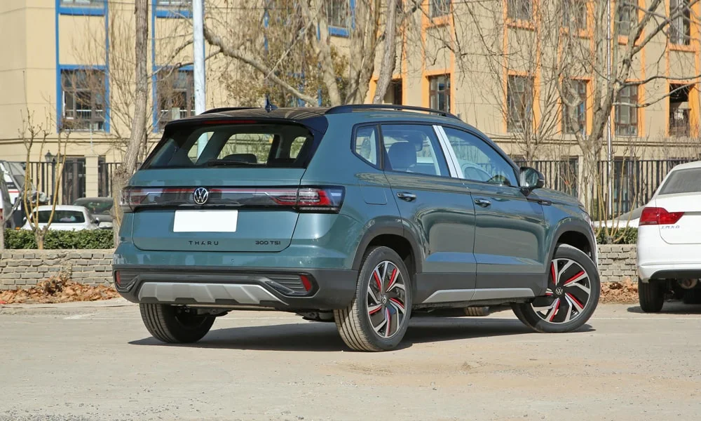 Фото Volkswagen Tharu (2024) — вид сзади, фото 6. Графика фонарей, бампер и оформление пятой двери Volkswagen Tharu (2024) — вид сзади, фото 6