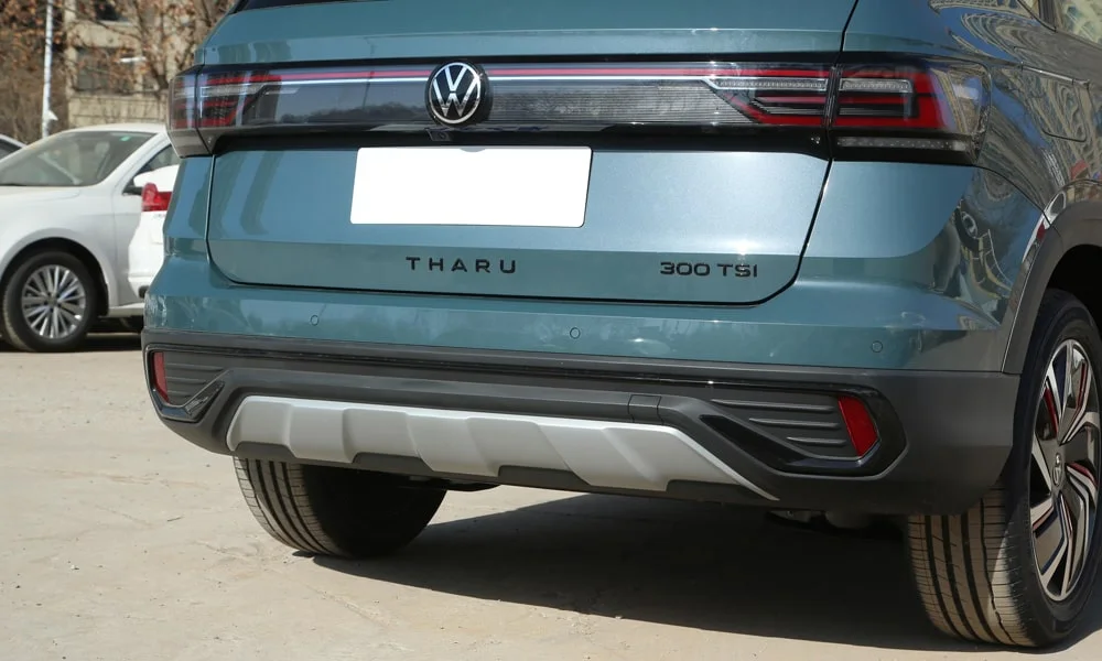 Фото Volkswagen Tharu (2024) — вид сзади, фото 8. Серый кузов сзади — фонари и бампер определяют ночной образ модели. Насадки выхлопа или их имитация внизу бампера различают версии Volkswagen Tharu (2024) — вид сзади, фото 8