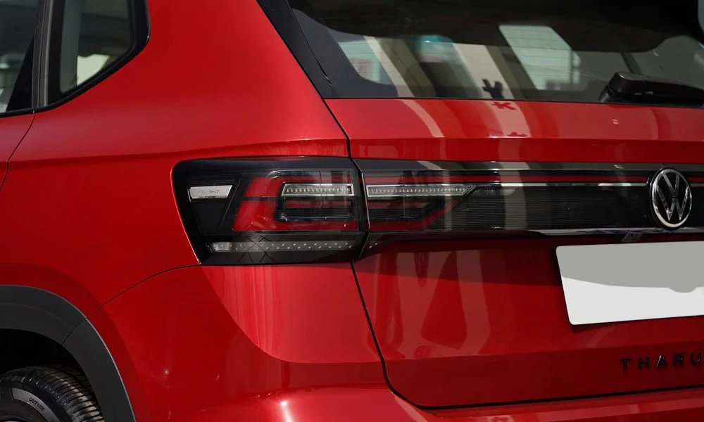 Фото Volkswagen Tharu (2024) — задние фонари. Графика секций крупным планом — ночная подпись модели. Динамические поворотники с бегущей индикацией встречаются в старших комплектациях Volkswagen Tharu (2024) — задние фонари