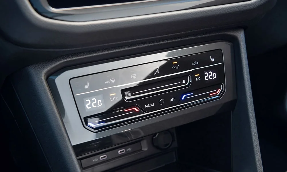 Фото Volkswagen Tiguan Allspace (2024) — блок климат-контроля. Панель климата крупным планом — регулировки доступны на ощупь Volkswagen Tiguan Allspace (2024) — блок климат-контроля