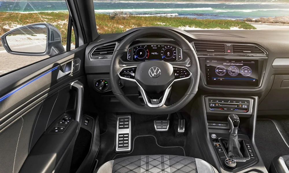 Фото Volkswagen Tiguan Allspace (2024) — передняя панель. Компоновка экранов, дефлекторов и консоли Volkswagen Tiguan Allspace (2024) — передняя панель