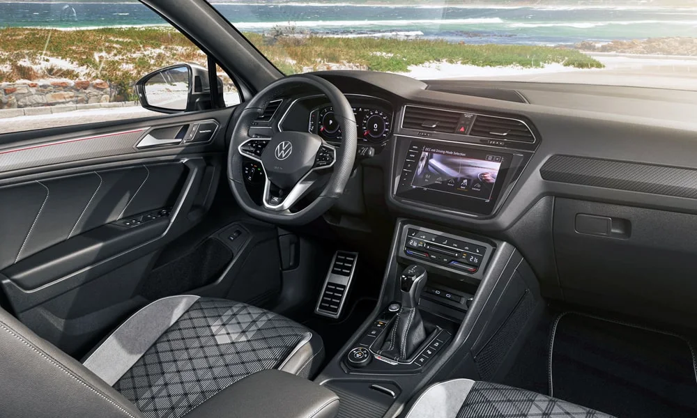 Фото Volkswagen Tiguan Allspace (2024) — передняя панель, фото 2. Компоновка экранов, дефлекторов и консоли. Мягкие материалы верхнего яруса и вставки задают уровень интерьера Volkswagen Tiguan Allspace (2024) — передняя панель, фото 2