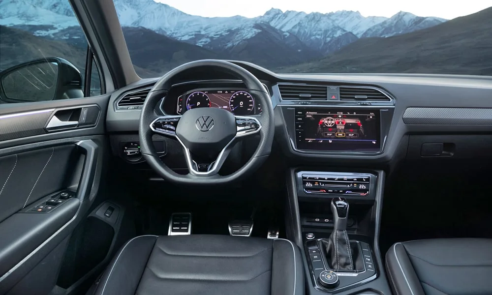 Фото Volkswagen Tiguan Allspace (2024) — передняя панель, фото 3. Компоновка экранов, дефлекторов и консоли. Мягкие материалы верхнего яруса и вставки задают уровень интерьера Volkswagen Tiguan Allspace (2024) — передняя панель, фото 3