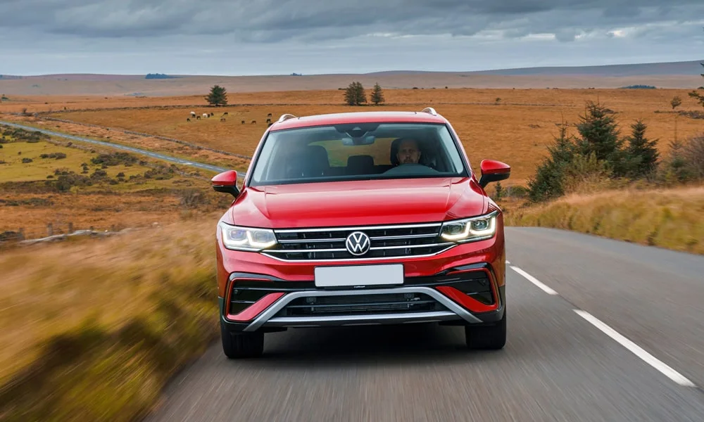 Фото Volkswagen Tiguan Allspace (2024) — вид спереди, фото 3. Анфас: пропорции капота, посадка кузова и графика ходовых огней. Дневные ходовые огни включаются автоматически с запуском Volkswagen Tiguan Allspace (2024) — вид спереди, фото 3