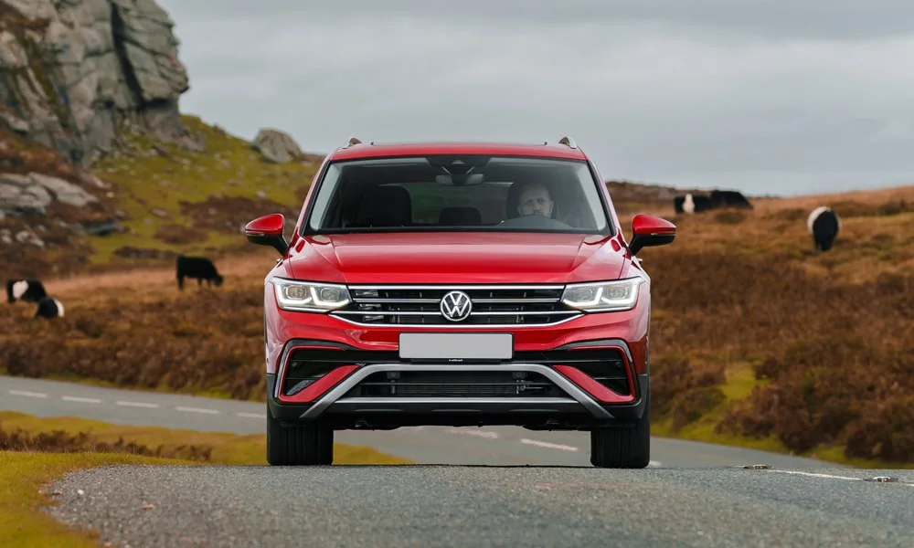 Фото Volkswagen Tiguan Allspace (2024) — вид спереди, фото 9. Анфас: пропорции капота, посадка кузова и графика ходовых огней Volkswagen Tiguan Allspace (2024) — вид спереди, фото 9