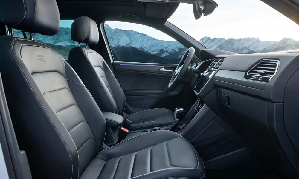 Фото Volkswagen Tiguan Allspace (2024) — передние сиденья. Передние кресла в перфорированной коже Volkswagen Tiguan Allspace (2024) — передние сиденья