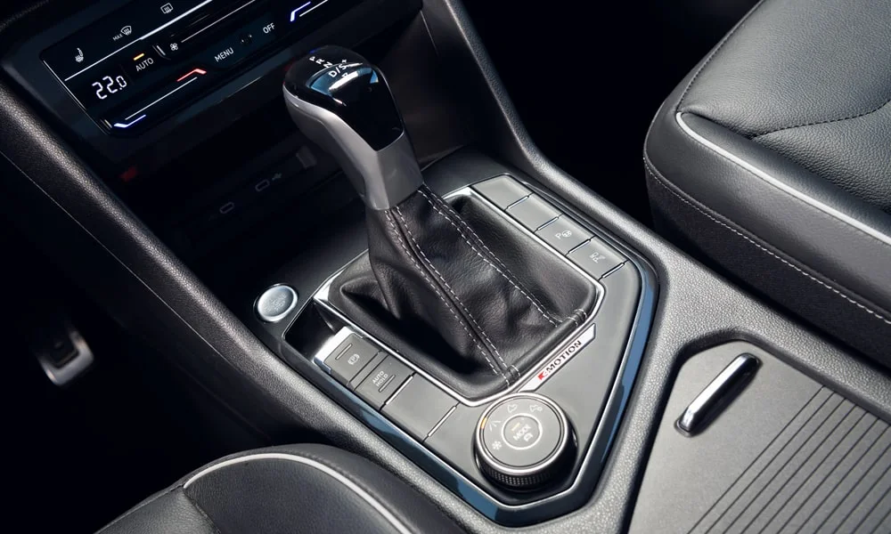 Фото Volkswagen Tiguan Allspace (2024) — селектор коробки передач. Управление коробкой: компактный селектор освобождает место на тоннеле. Автохолд удерживает машину на светофоре без ноги на тормозе Volkswagen Tiguan Allspace (2024) — селектор коробки передач