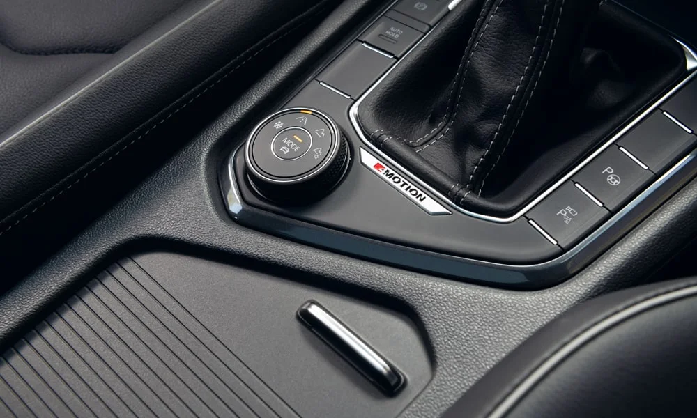 Фото Volkswagen Tiguan Allspace (2024) — селектор коробки передач, фото 2. Управление коробкой: компактный селектор освобождает место на тоннеле Volkswagen Tiguan Allspace (2024) — селектор коробки передач, фото 2